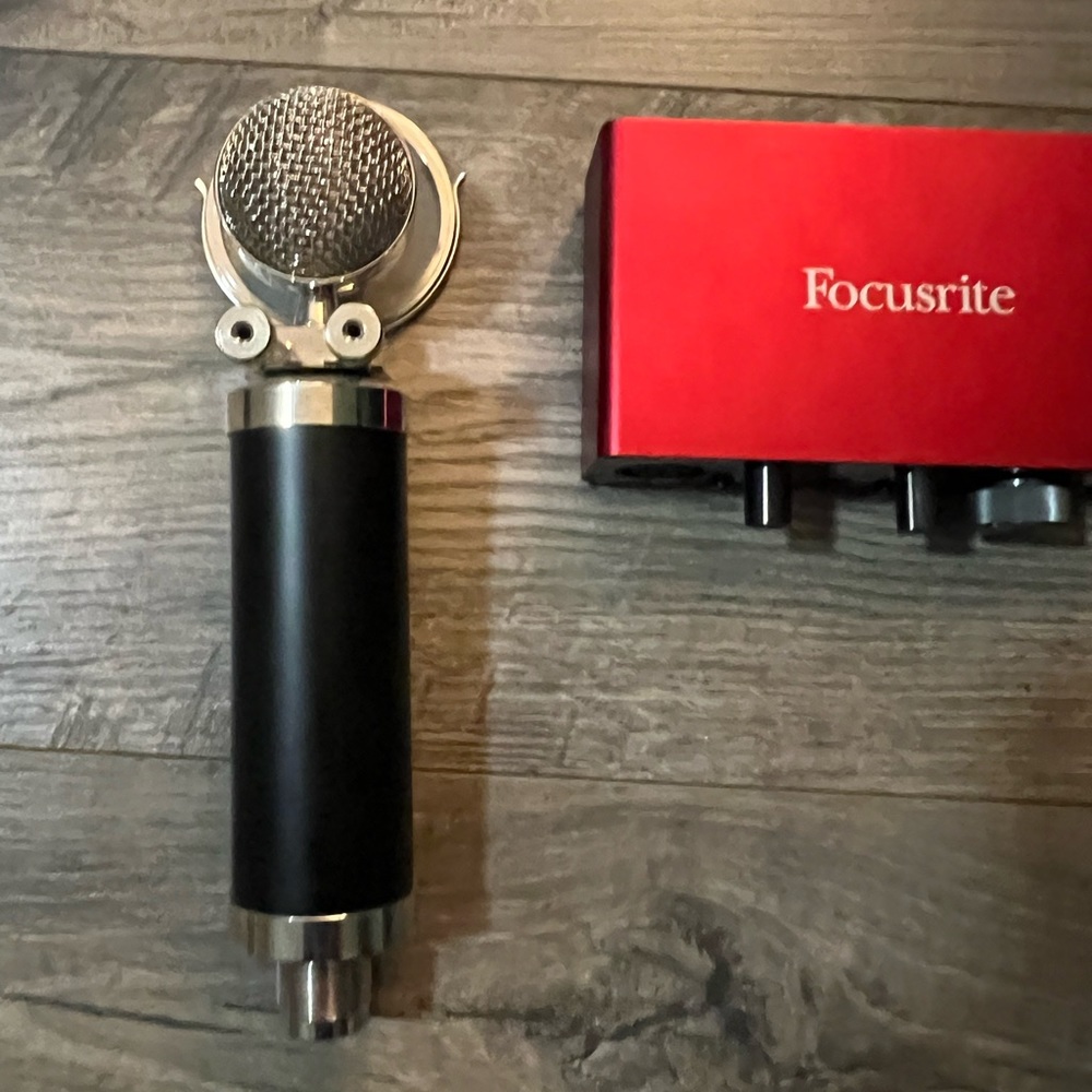 Focusrite Scarlett solo 3rd gen audio interface and Rockville microphone